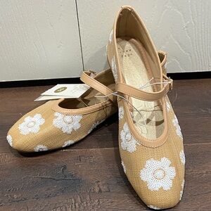 Elegant Tan Floral Mary Jane Flats with Embellished white flowers NWT Size 11